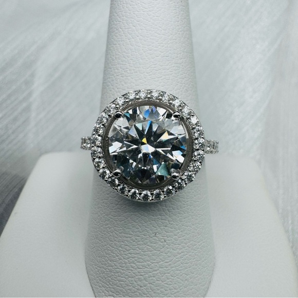 Venus and Vulcan Jewelry - 4.32 CT Moissanite Diamond Solitare w Pavé Band & Halo
